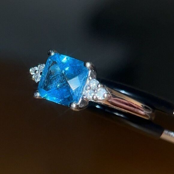 14k London Topaz / 6 Diamonds Ring - Picture 4 of 11